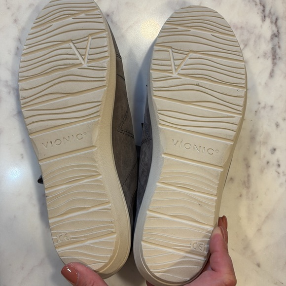 Vionic grey Nubuck tennies in grey Size 10 - Picture 5 of 7